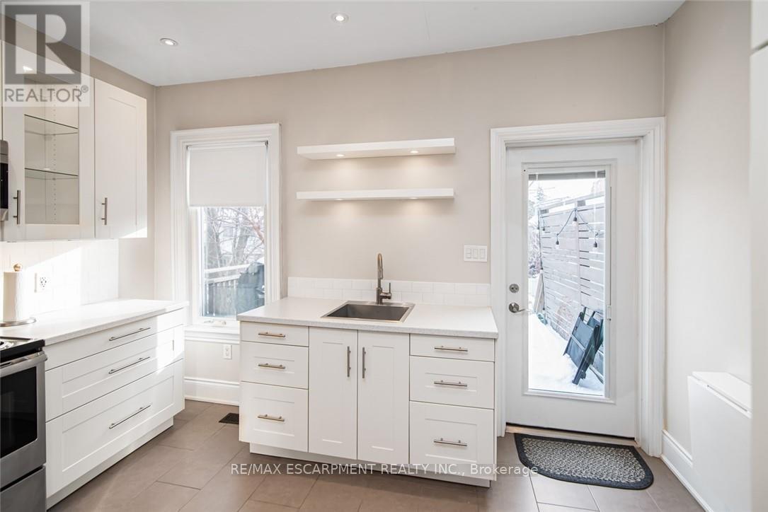 319 Hunter Street W, Hamilton, ON - Indoor Photo Showing Kitchen With Upgraded Kitchen