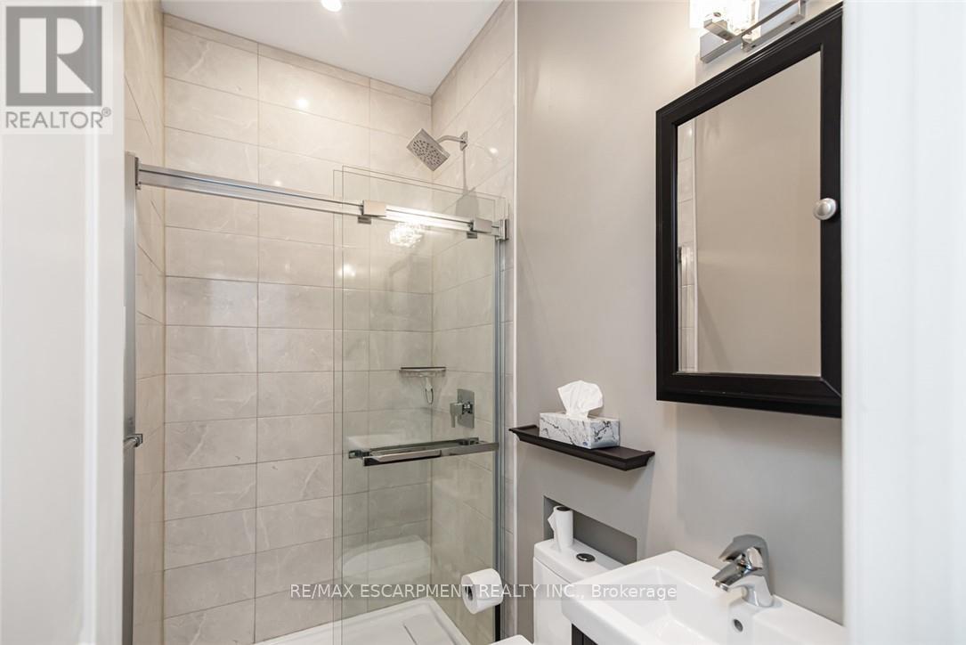 319 Hunter Street W, Hamilton, ON - Indoor Photo Showing Bathroom