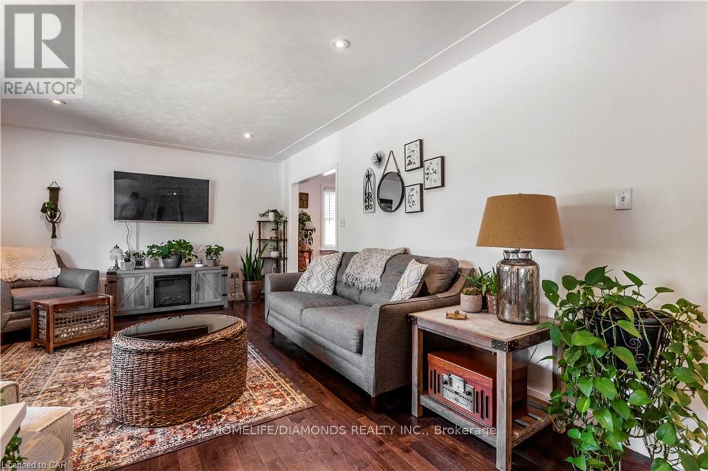 107 Ellis Crescent, Waterloo, ON - Indoor Photo Showing Living Room