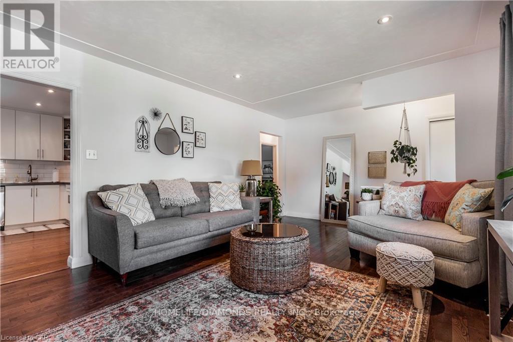 107 Ellis Crescent, Waterloo, ON - Indoor Photo Showing Living Room