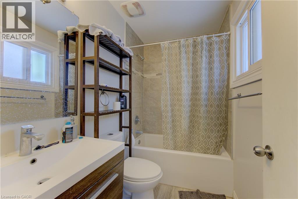 Unit 2 - 61 Waterloo Street, Kitchener, ON - Indoor Photo Showing Bathroom