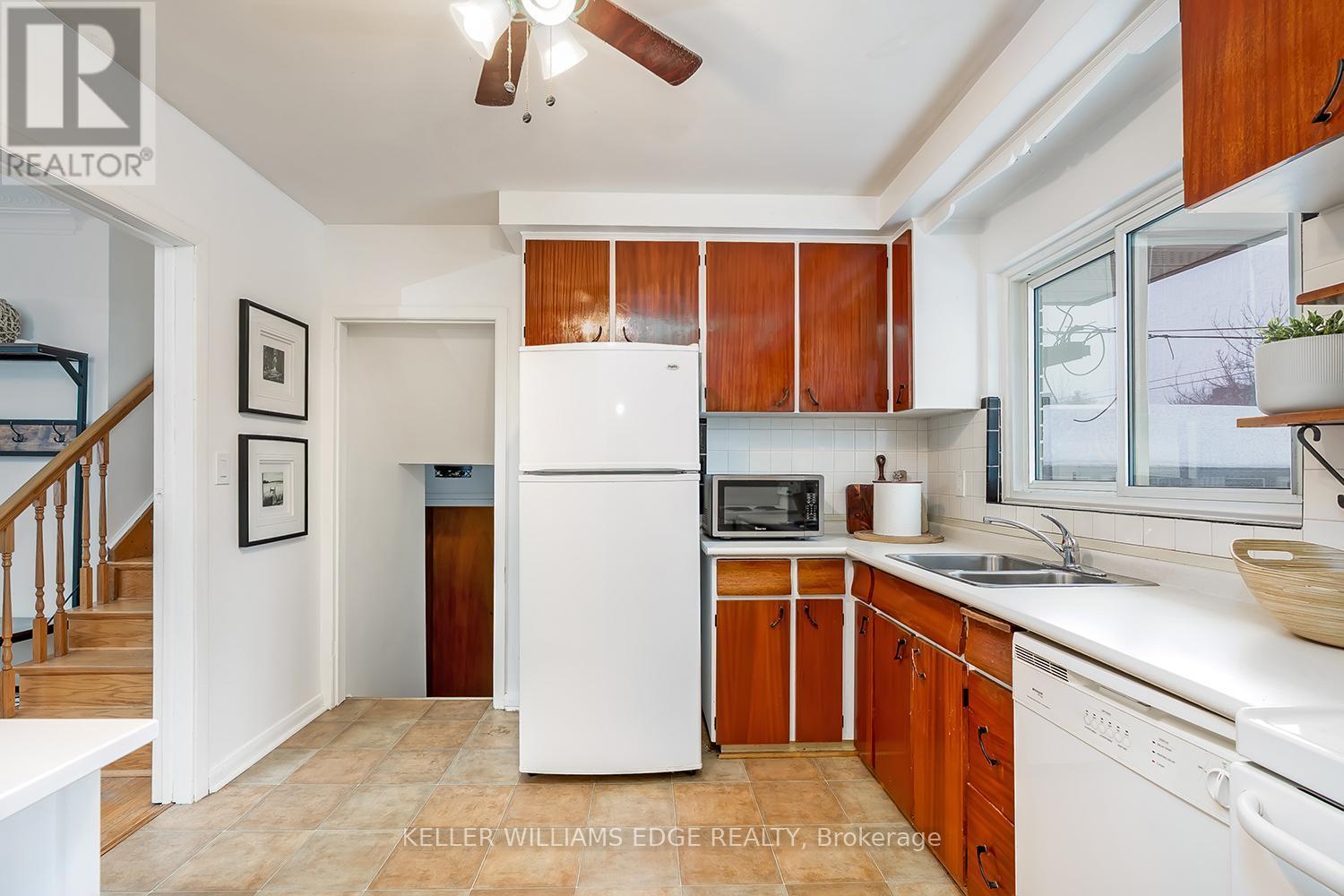 765 Wesley Street, Burlington, ON - Indoor Photo Showing Kitchen With Double Sink