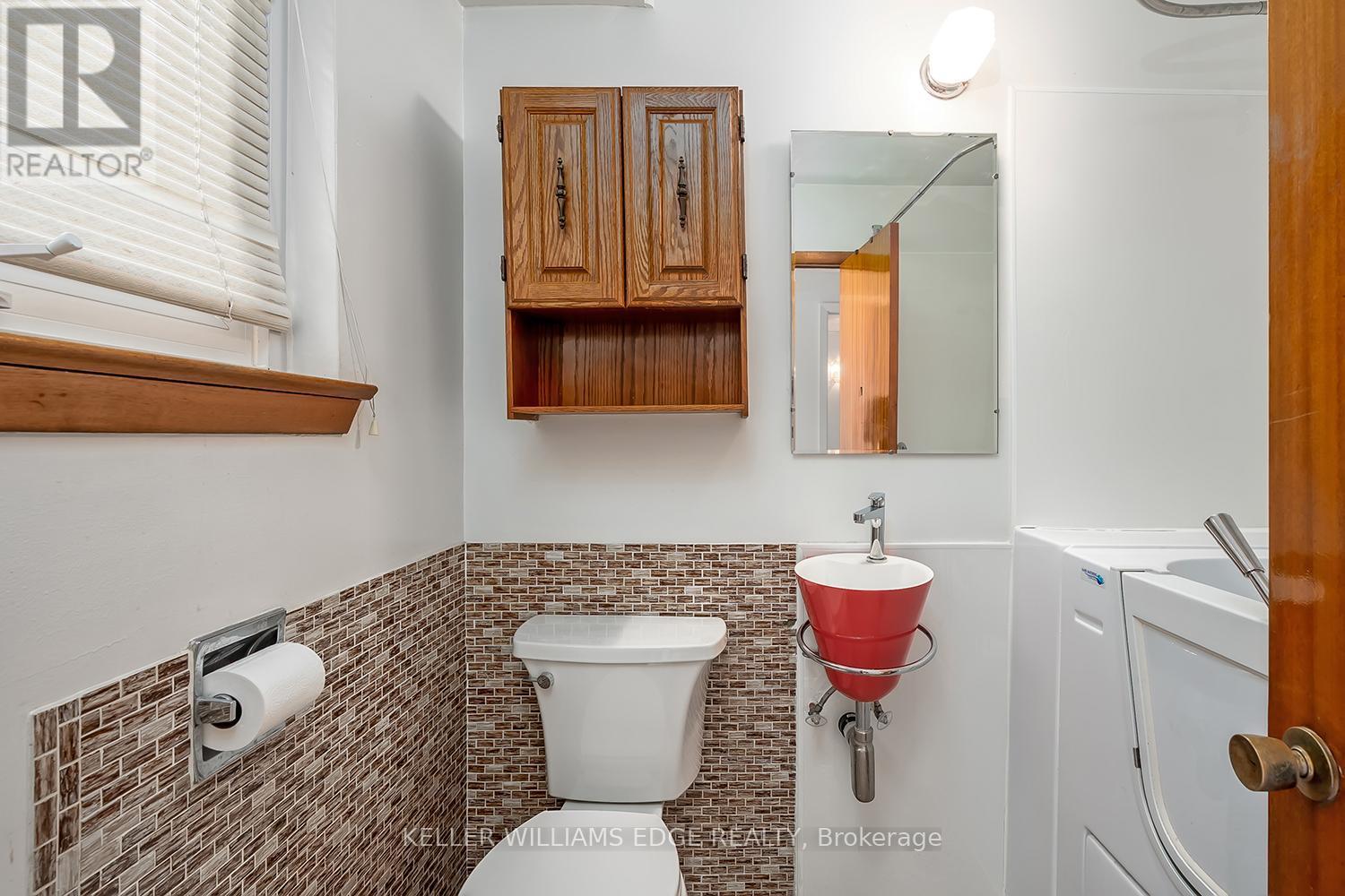 765 Wesley Street, Burlington, ON - Indoor Photo Showing Bathroom