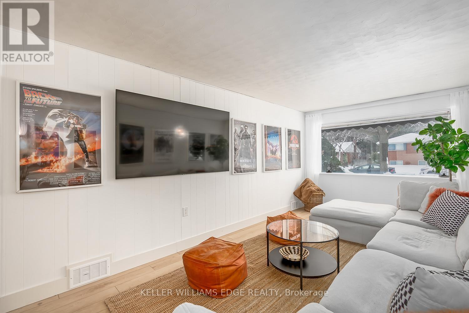 765 Wesley Street, Burlington, ON - Indoor Photo Showing Living Room