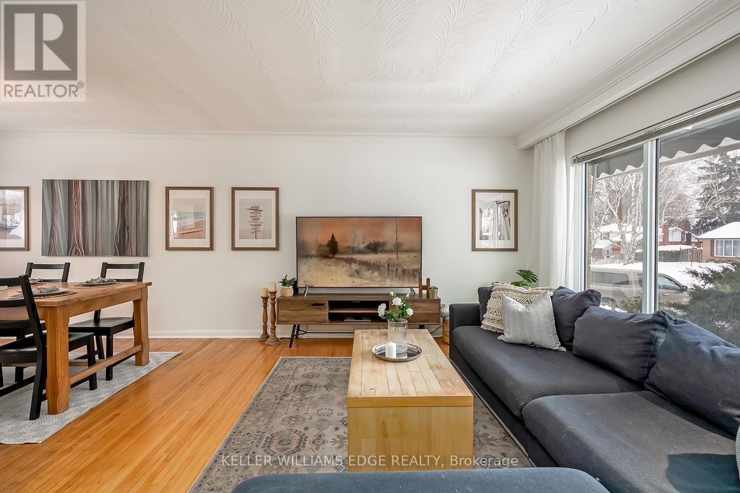 765 Wesley Street, Burlington, ON - Indoor Photo Showing Living Room