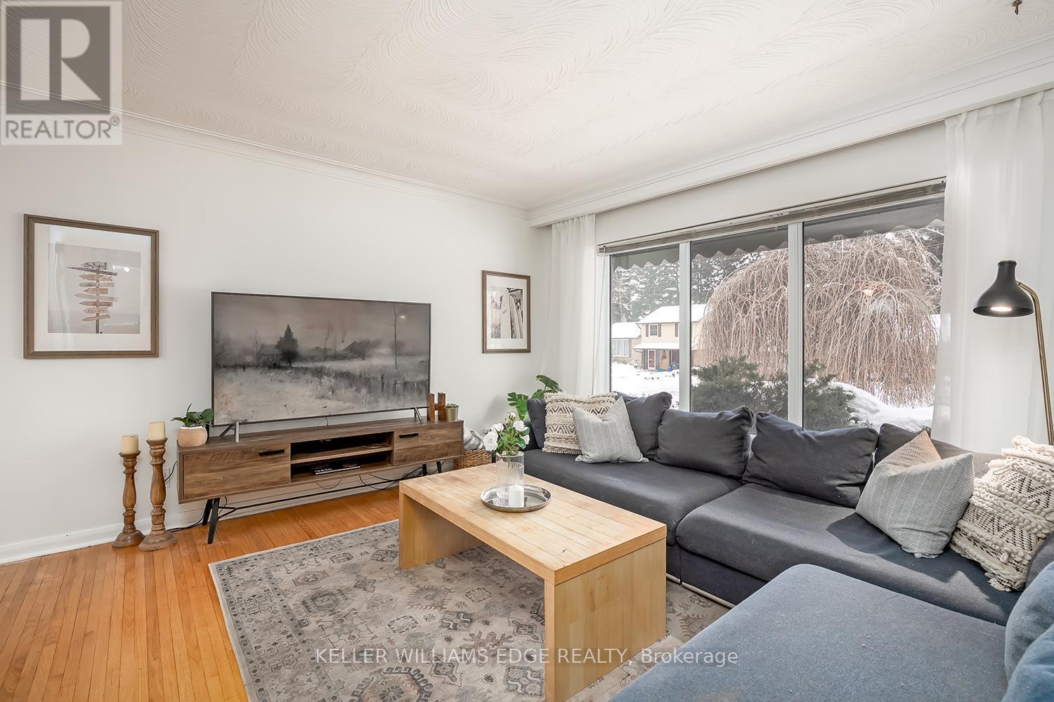765 Wesley Street, Burlington, ON - Indoor Photo Showing Living Room