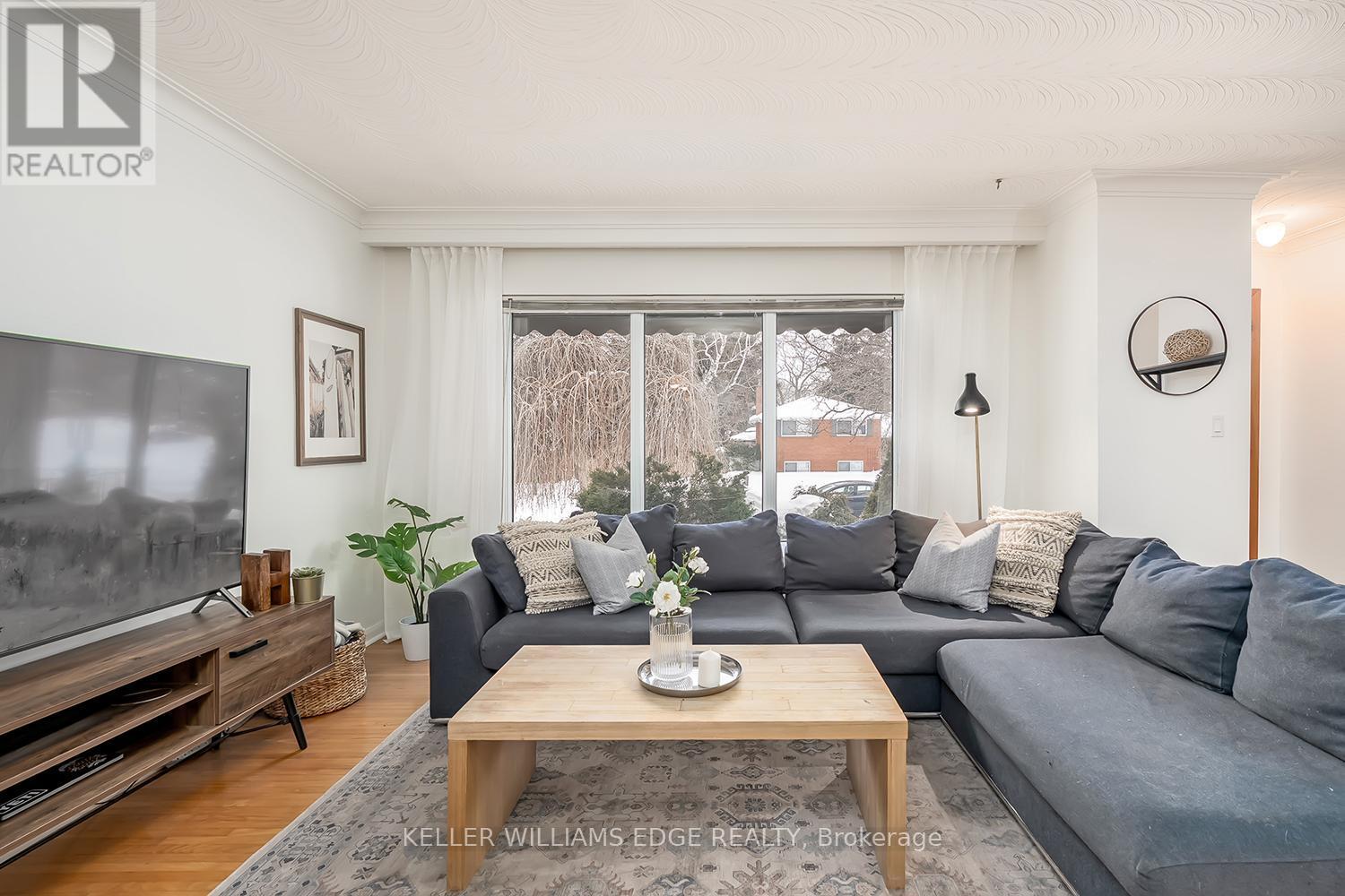 765 Wesley Street, Burlington, ON - Indoor Photo Showing Living Room