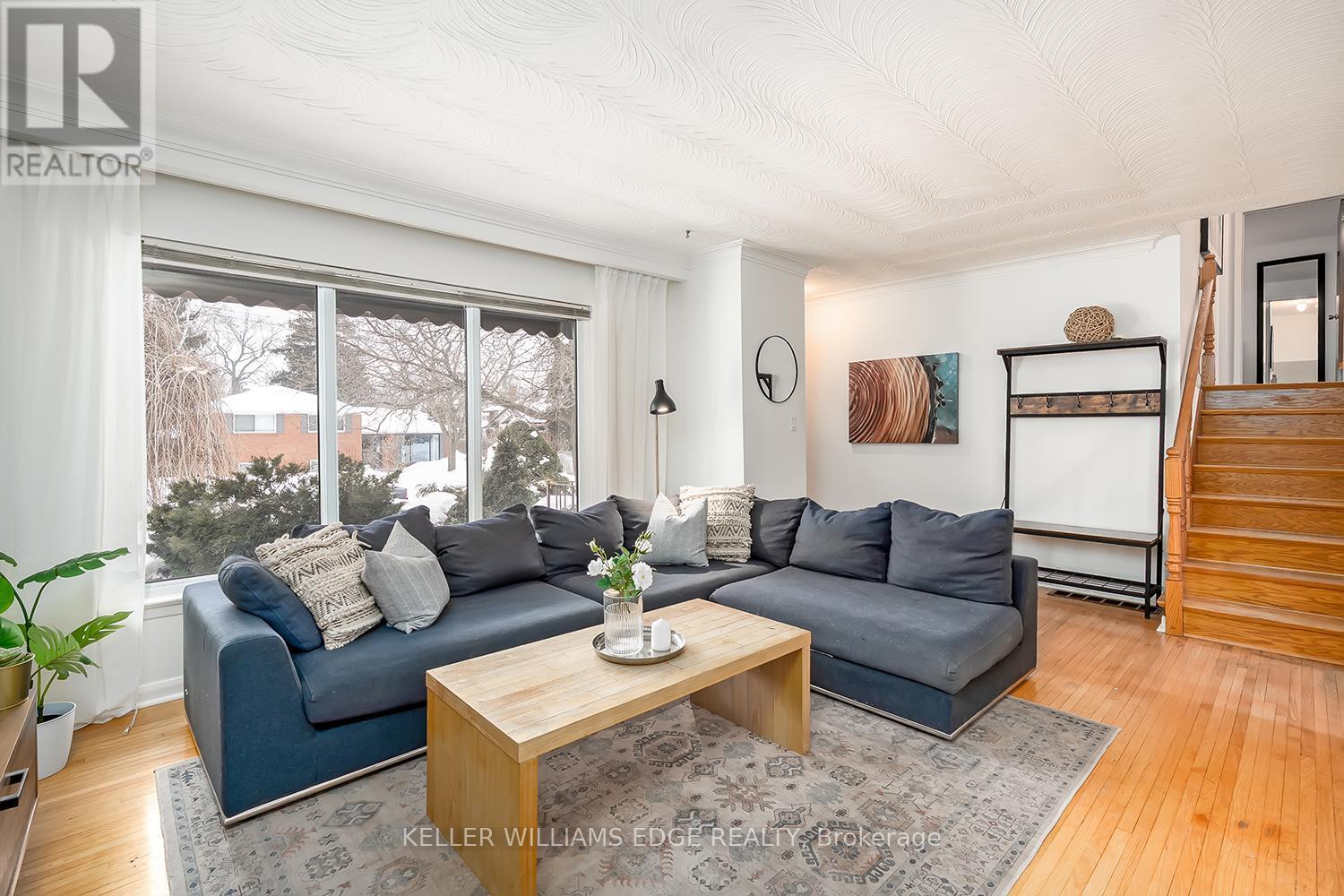 765 Wesley Street, Burlington, ON - Indoor Photo Showing Living Room