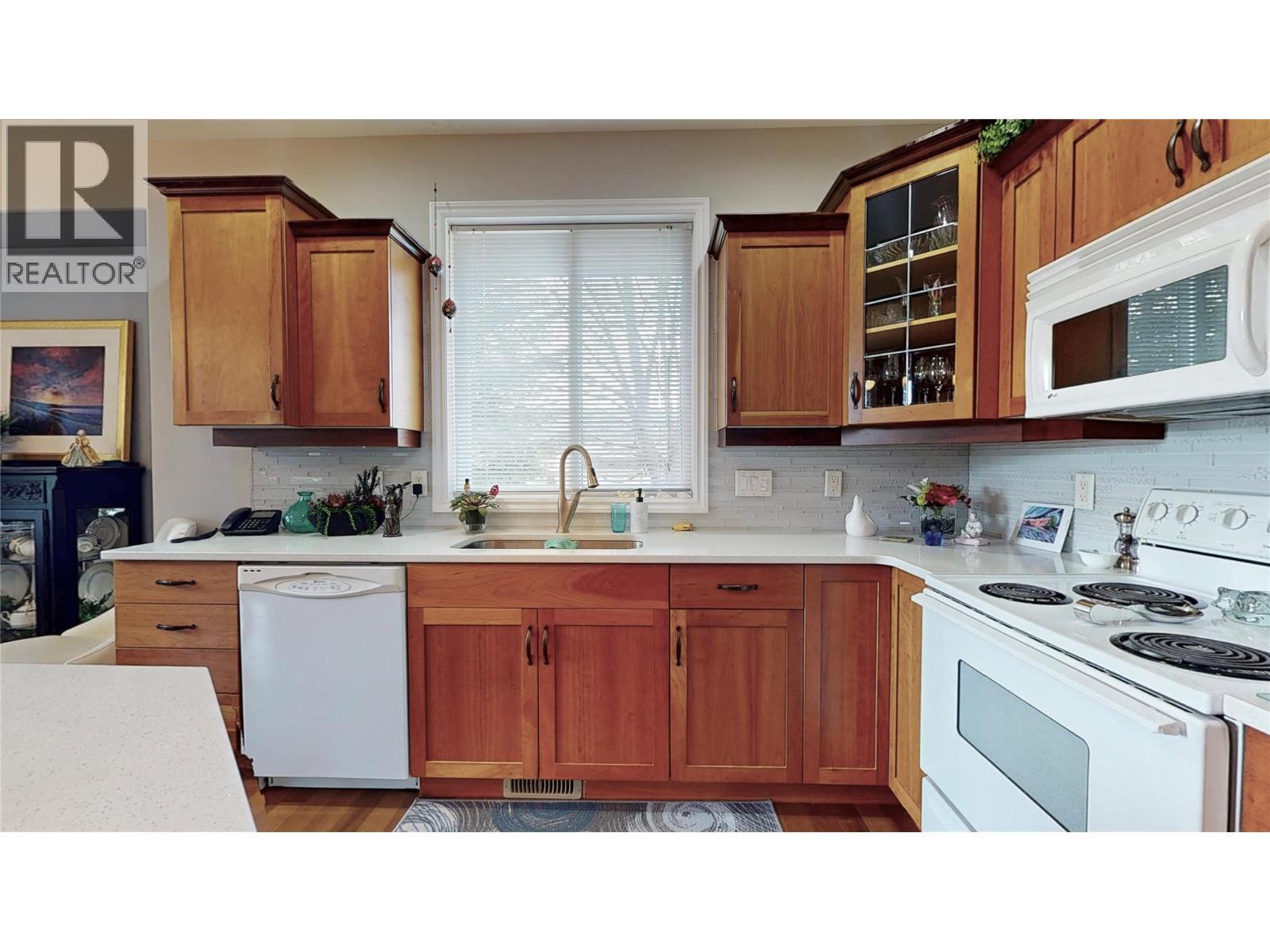2523 Golf View Crescent, Blind Bay, BC - Indoor Photo Showing Kitchen