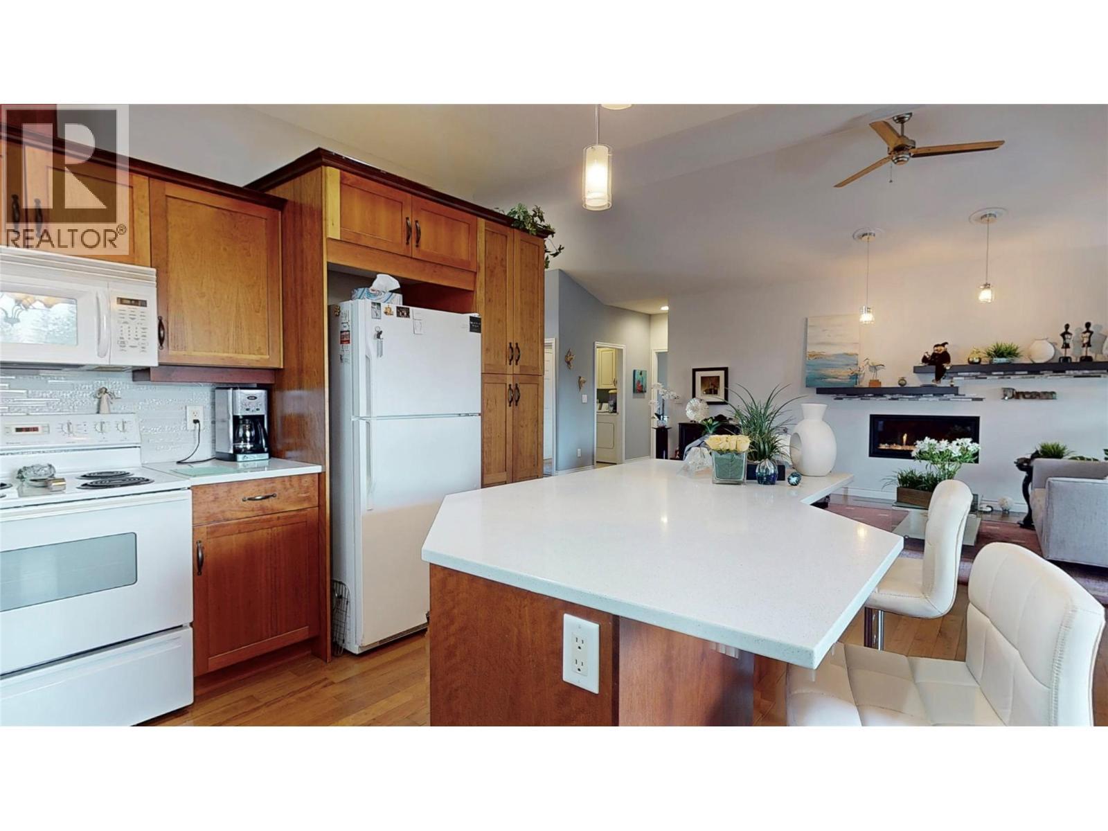2523 Golf View Crescent, Blind Bay, BC - Indoor Photo Showing Kitchen
