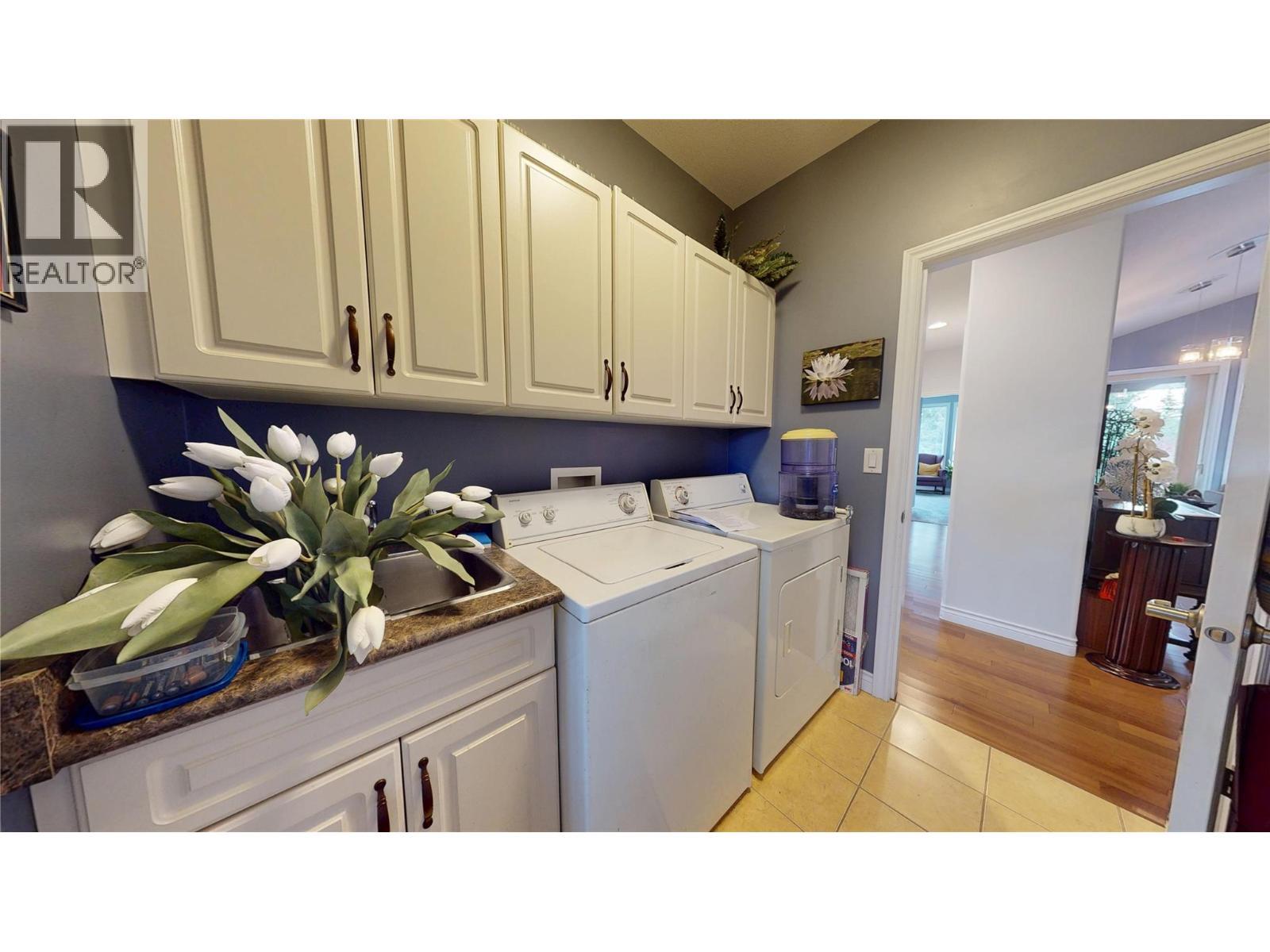 2523 Golf View Crescent, Blind Bay, BC - Indoor Photo Showing Laundry Room