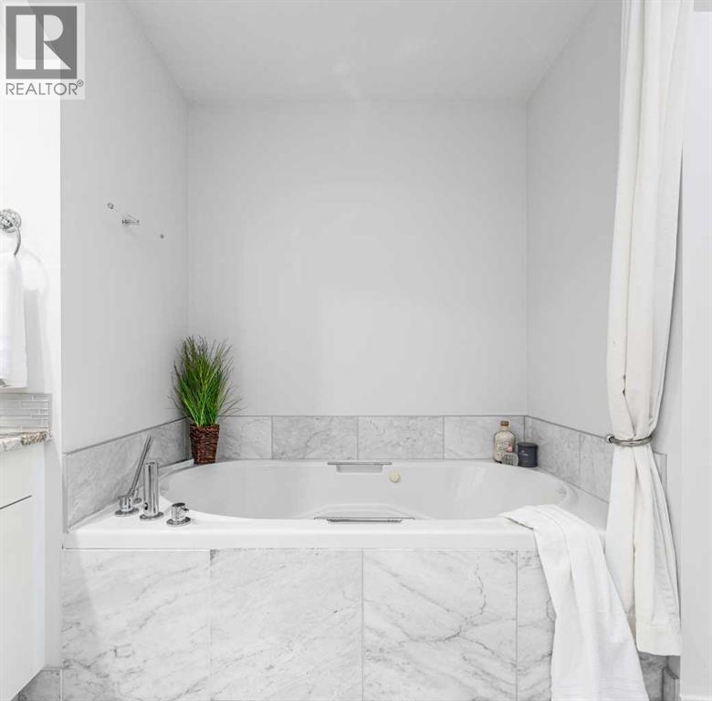 5503 Strathcona Hill Sw, Calgary, AB - Indoor Photo Showing Bathroom