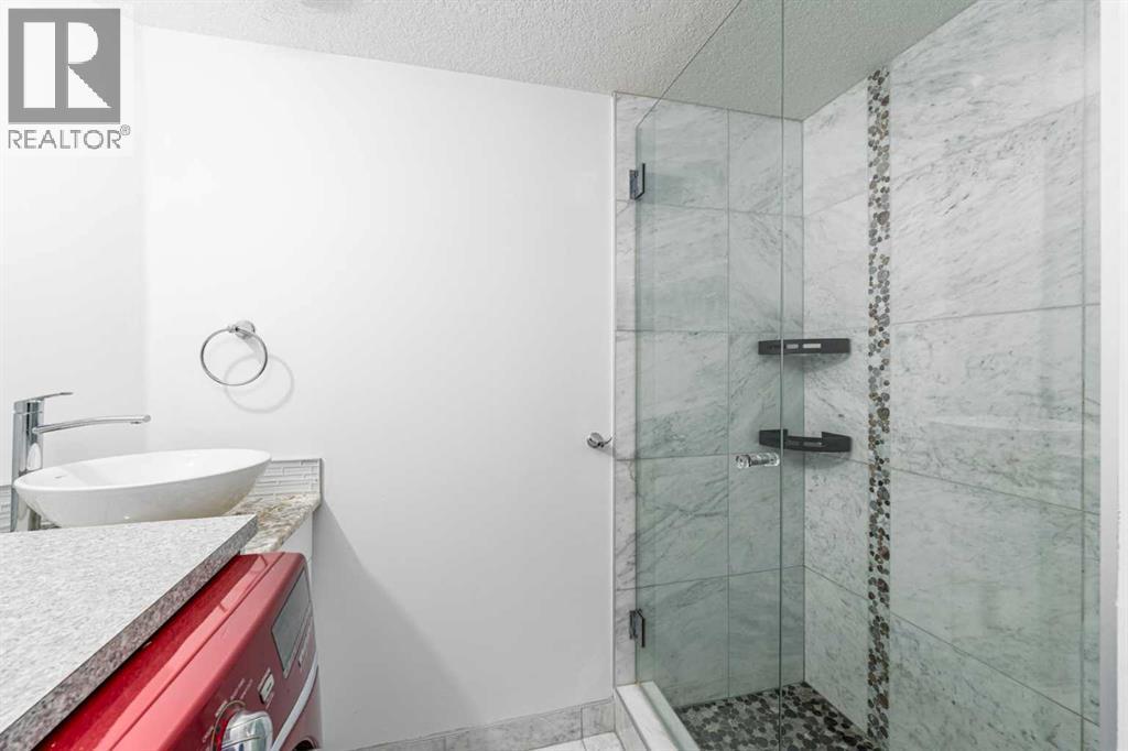 5503 Strathcona Hill Sw, Calgary, AB - Indoor Photo Showing Bathroom