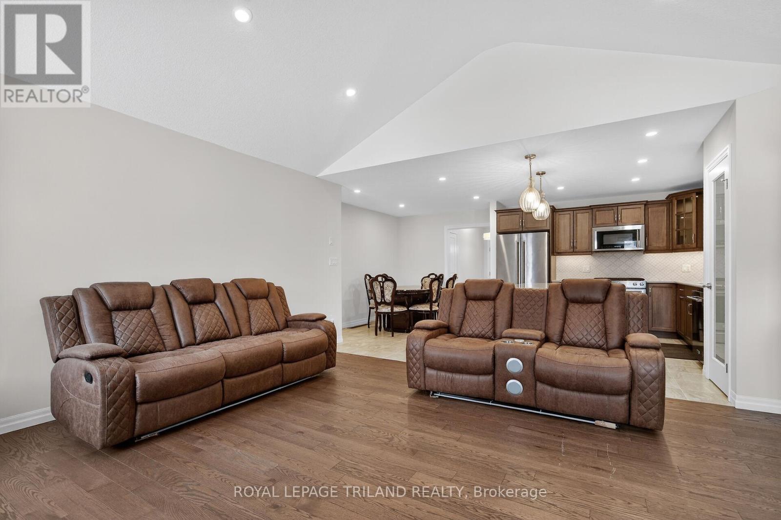 64 Ambrosia Path, St. Thomas, ON - Indoor Photo Showing Living Room