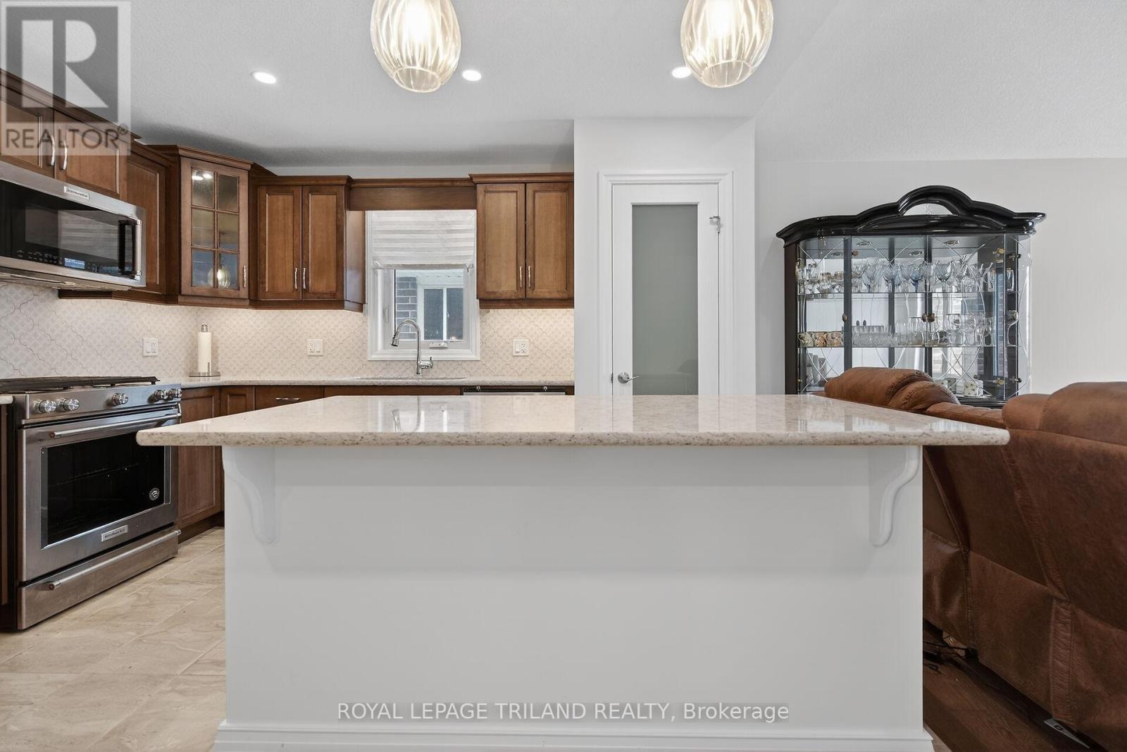 64 Ambrosia Path, St. Thomas, ON - Indoor Photo Showing Kitchen With Upgraded Kitchen