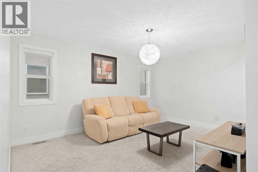 115 Mahogany Way Se, Calgary, AB - Indoor Photo Showing Living Room