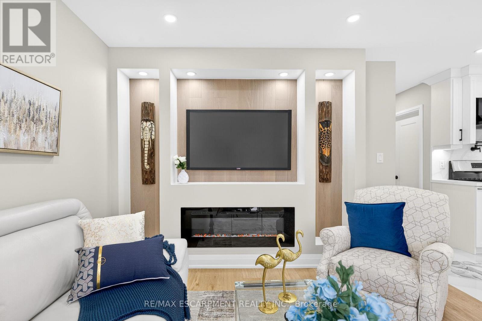 150 Brucedale Avenue E, Hamilton, ON - Indoor Photo Showing Living Room With Fireplace