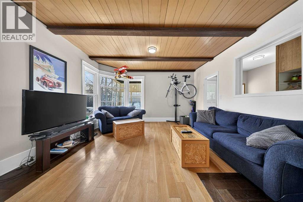 414 12 Avenue Nw, Calgary, AB - Indoor Photo Showing Living Room