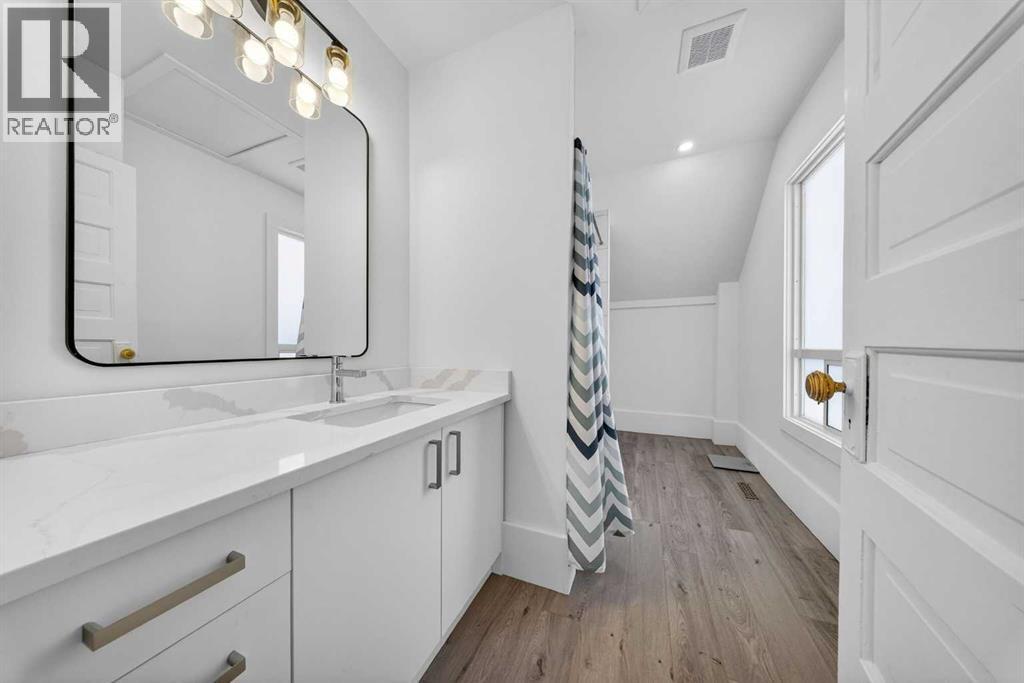 Modern Ensuite - 414 12 Avenue Nw, Calgary, AB - Indoor Photo Showing Bathroom