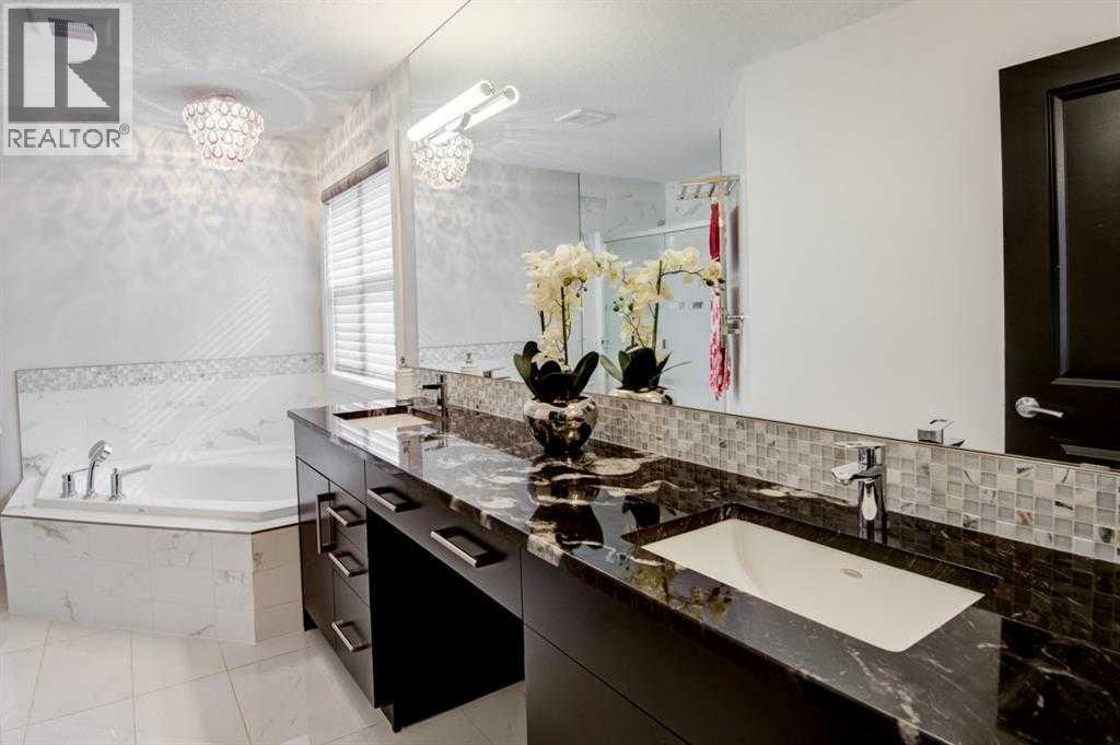 53 Sherwood Square Nw, Calgary, AB - Indoor Photo Showing Bathroom