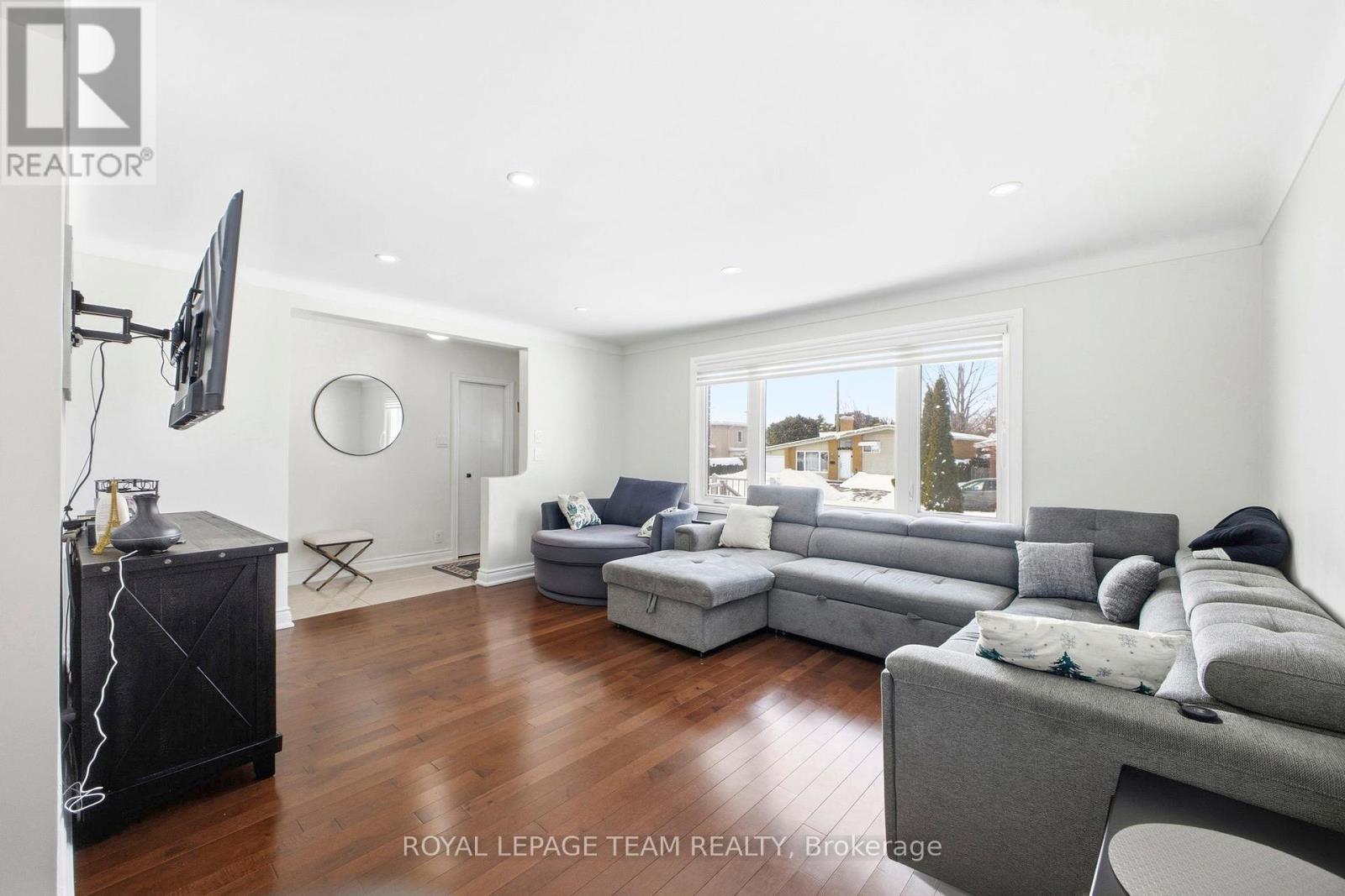 2171 Martha Avenue, Ottawa, ON - Indoor Photo Showing Living Room