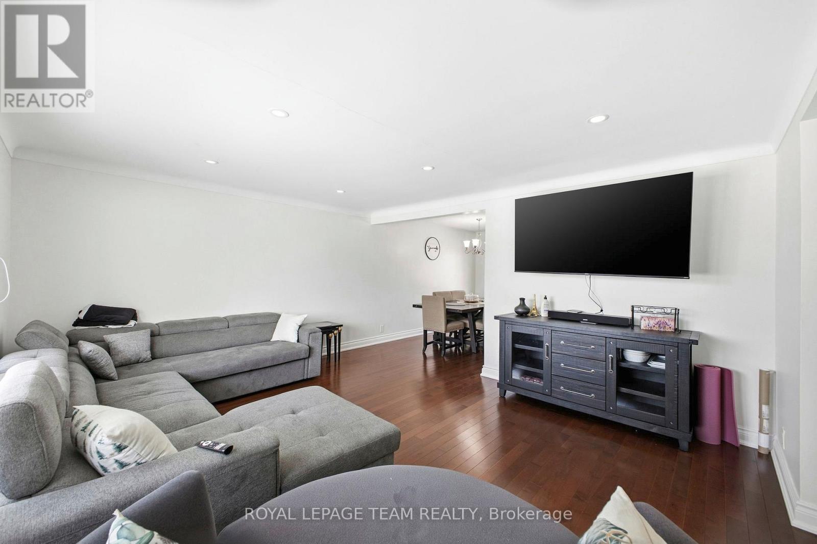 2171 Martha Avenue, Ottawa, ON - Indoor Photo Showing Living Room