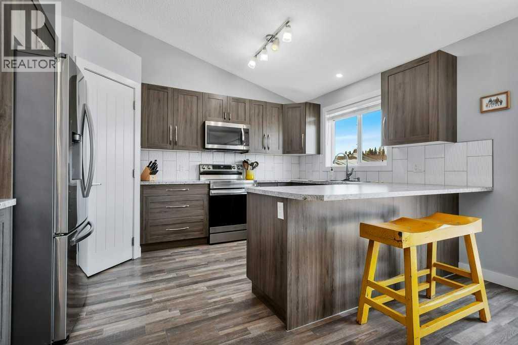 12 Rutherford Drive, Red Deer, AB - Indoor Photo Showing Kitchen With Upgraded Kitchen