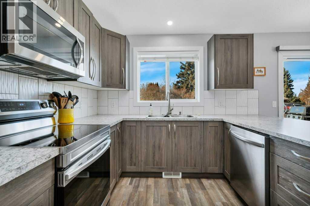 12 Rutherford Drive, Red Deer, AB - Indoor Photo Showing Kitchen With Double Sink