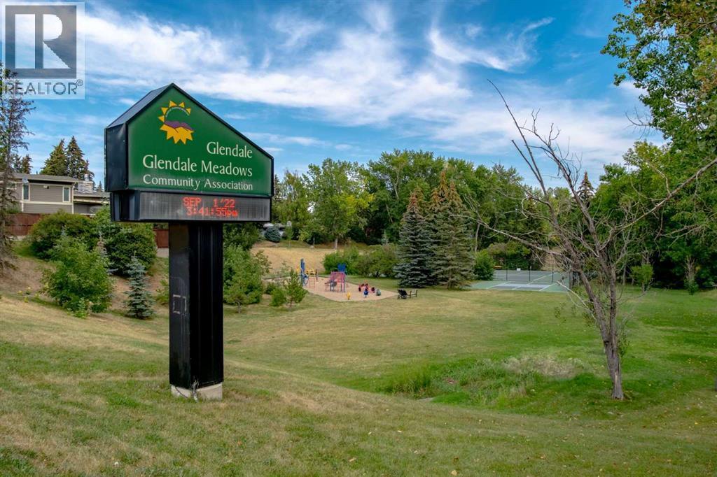 4313 30 Avenue Sw, Calgary, AB - Outdoor With View