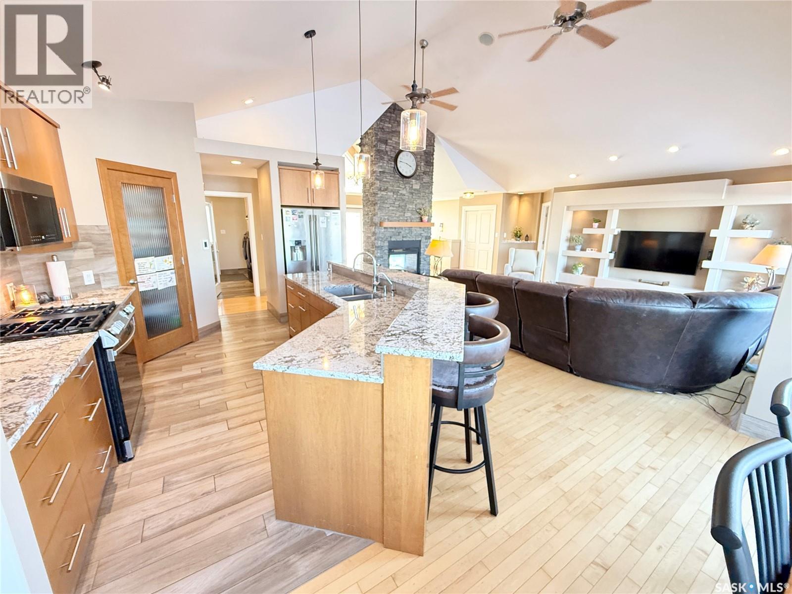 785 Washington Drive, Weyburn, SK - Indoor Photo Showing Kitchen With Double Sink With Upgraded Kitchen