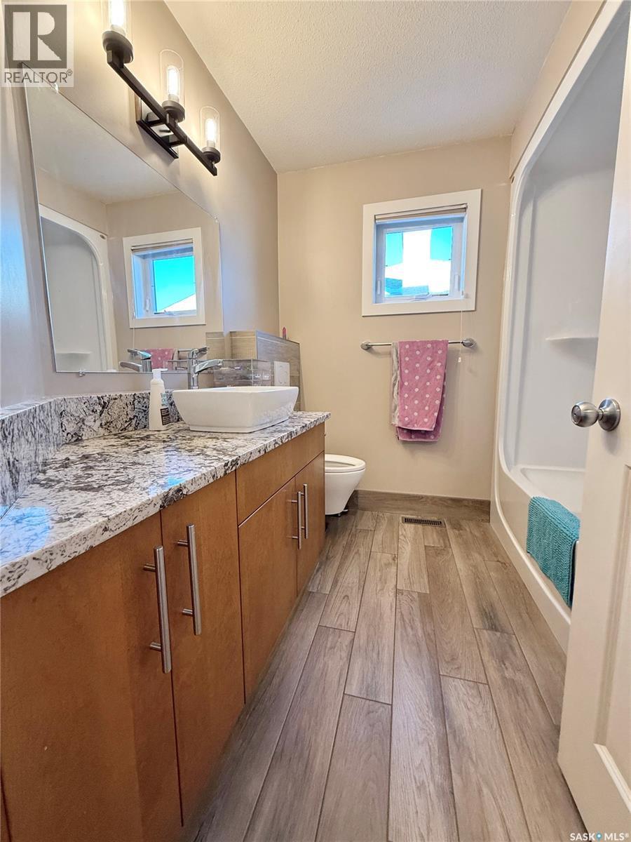785 Washington Drive, Weyburn, SK - Indoor Photo Showing Bathroom