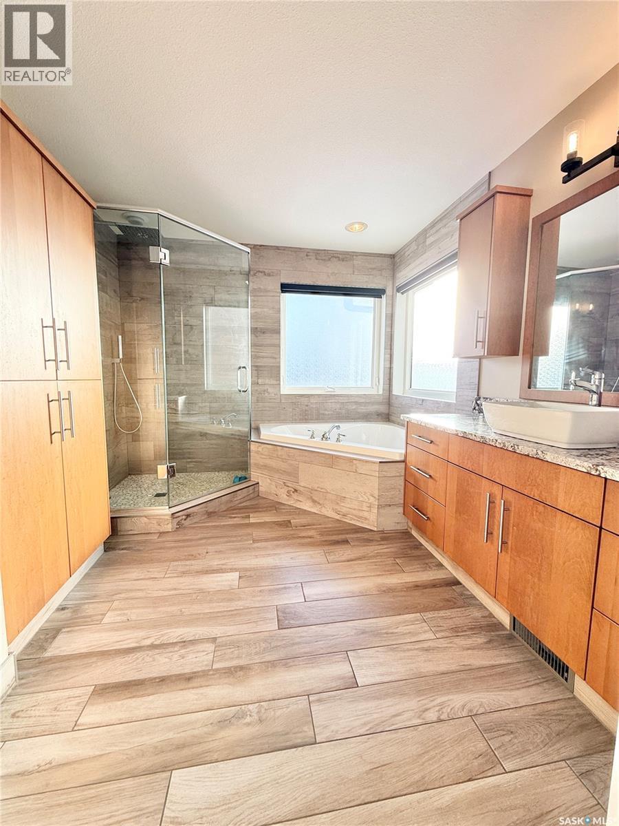 785 Washington Drive, Weyburn, SK - Indoor Photo Showing Bathroom