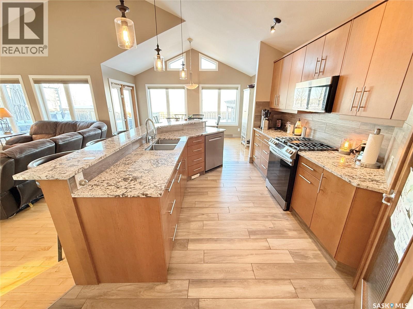 785 Washington Drive, Weyburn, SK - Indoor Photo Showing Kitchen