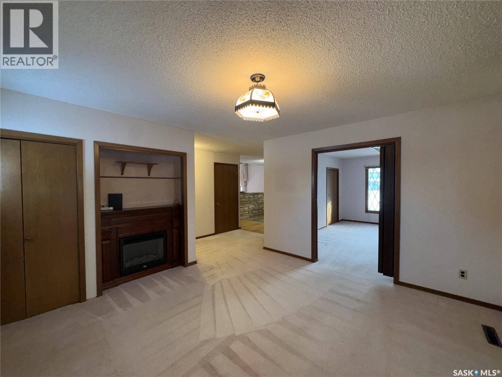 503 7Th Avenue W, Biggar, SK - Indoor With Fireplace