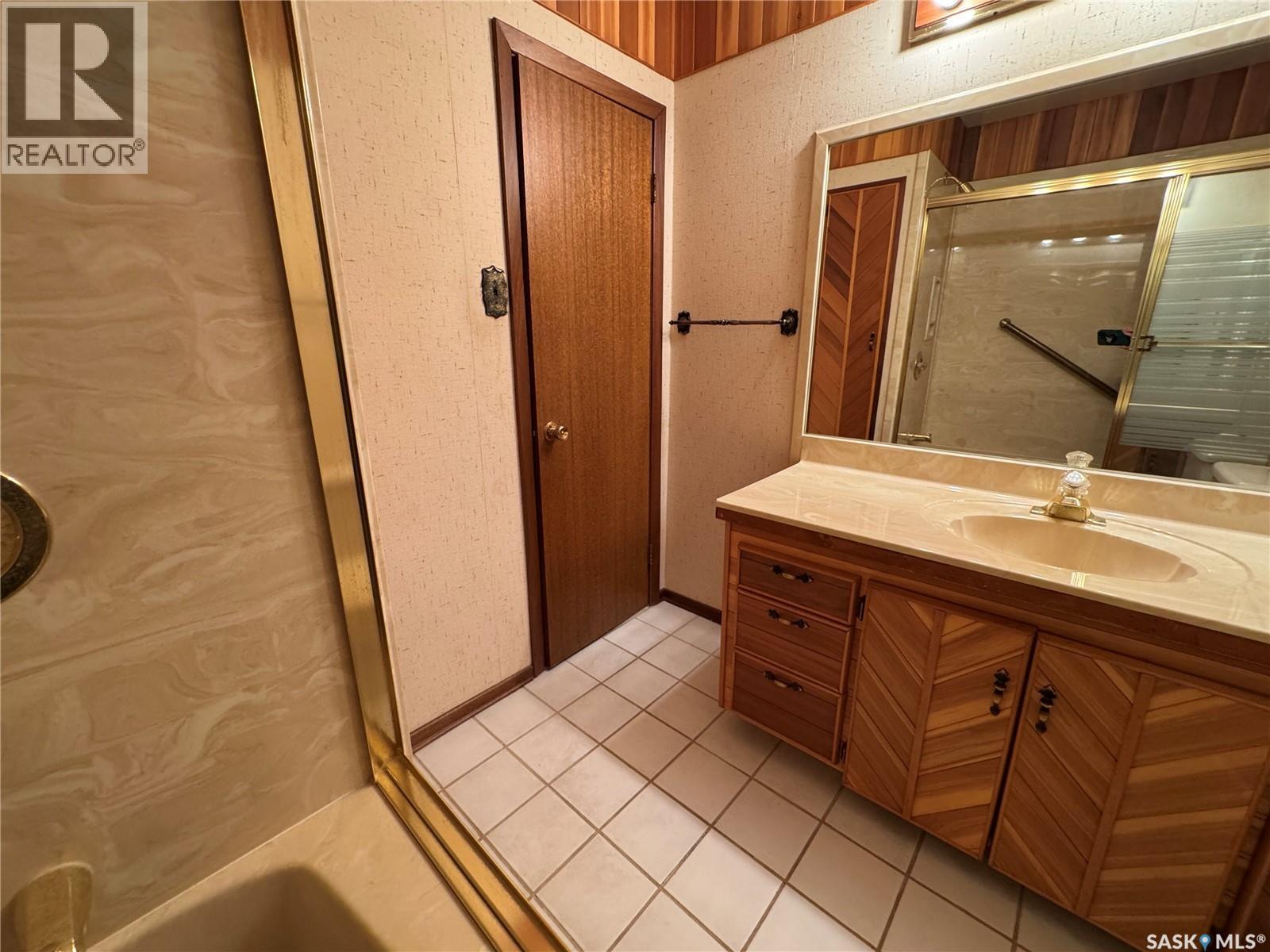 503 7Th Avenue W, Biggar, SK - Indoor Photo Showing Bathroom