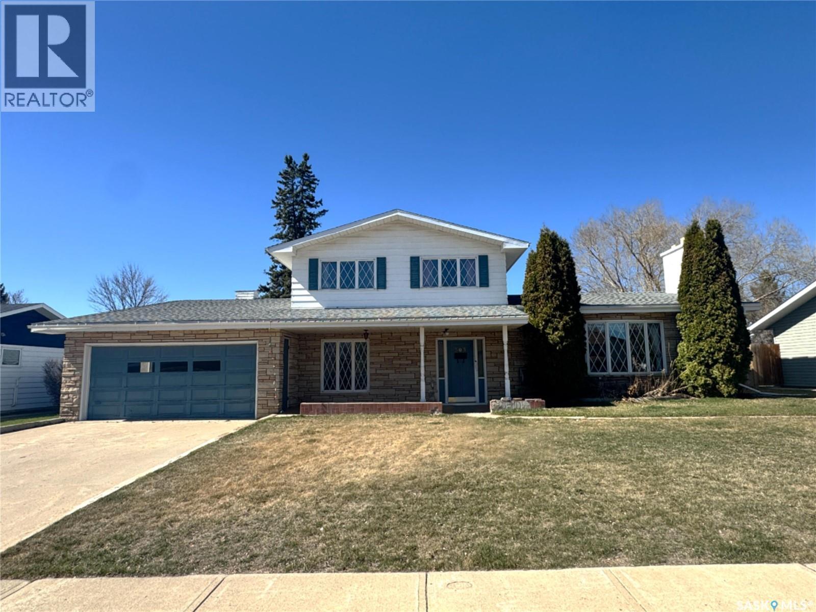 503 7Th Avenue W, Biggar, SK - Outdoor With Deck Patio Veranda With Facade