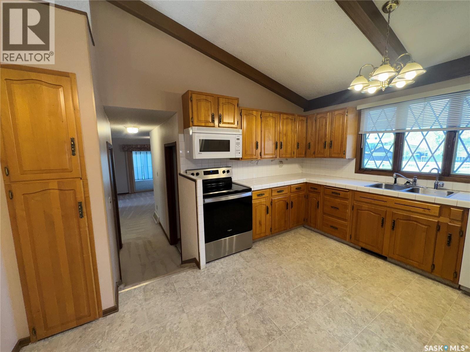 503 7Th Avenue W, Biggar, SK - Indoor Photo Showing Kitchen With Double Sink