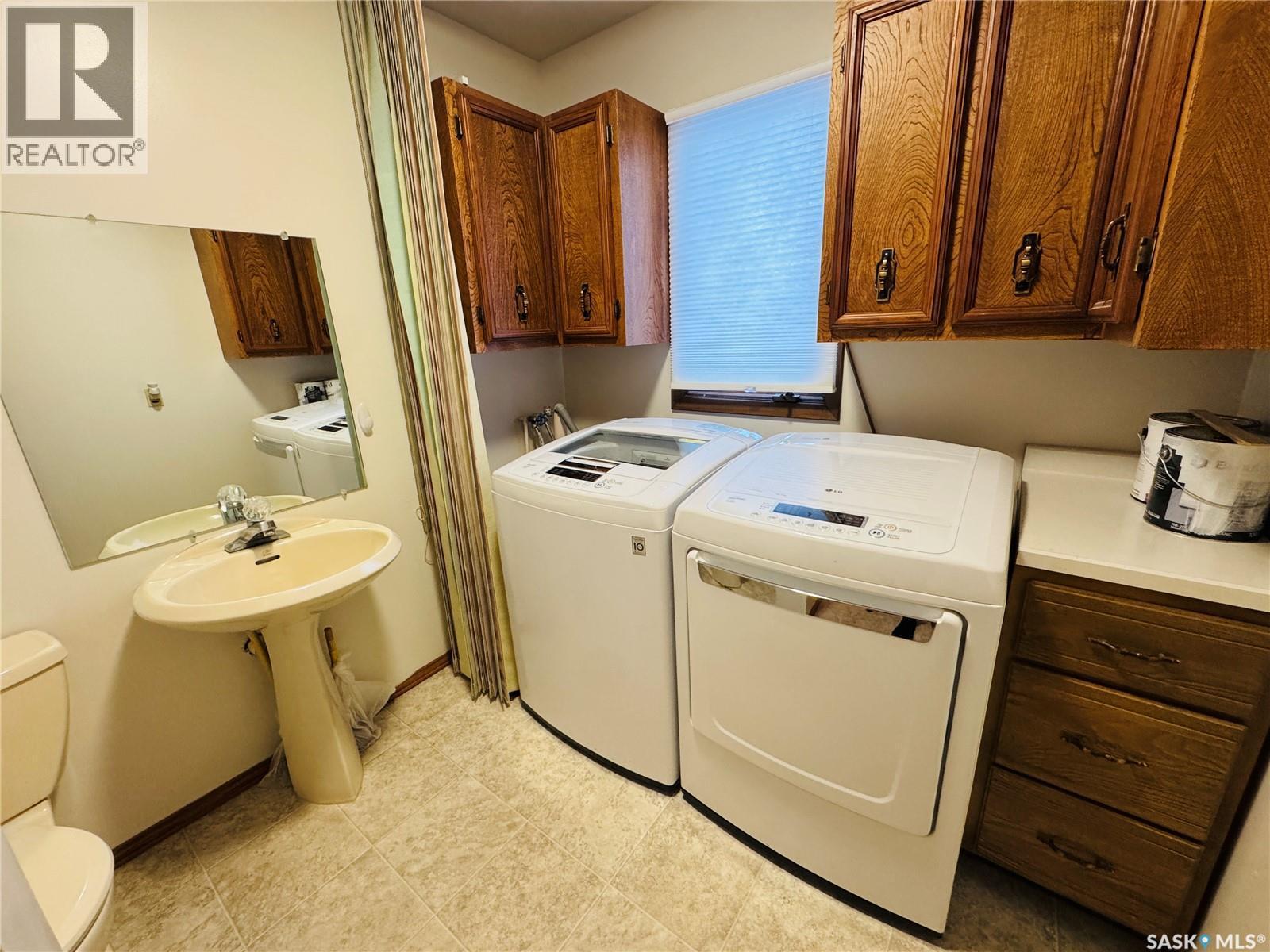 503 7Th Avenue W, Biggar, SK - Indoor Photo Showing Laundry Room