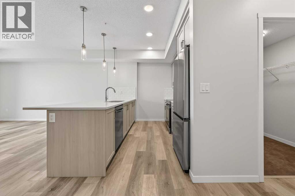 1410, 33 Carringham Gate Nw, Calgary, AB - Indoor Photo Showing Kitchen With Upgraded Kitchen