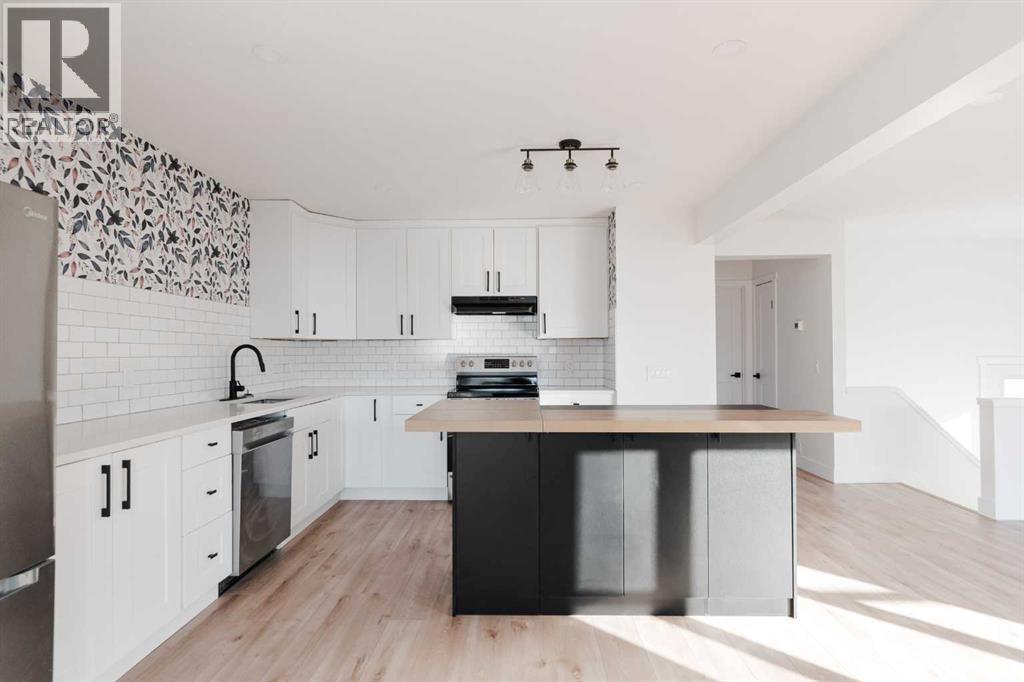 113 Bird Crescent, Fort Mcmurray, AB - Indoor Photo Showing Kitchen With Upgraded Kitchen