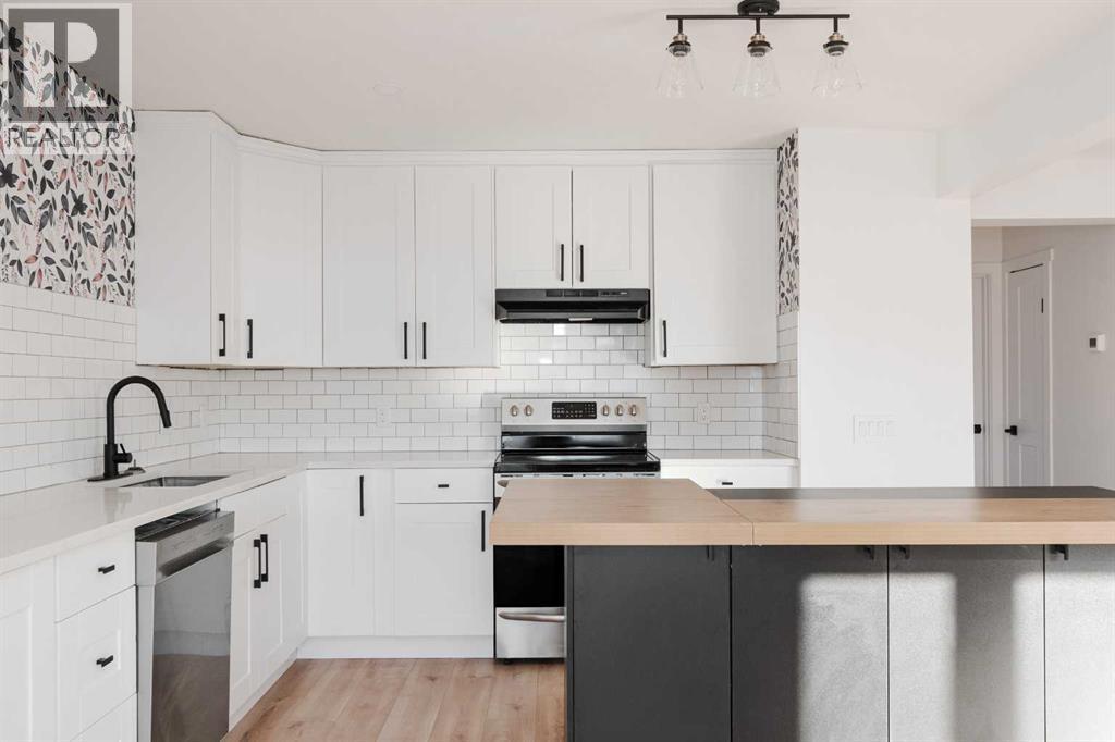 113 Bird Crescent, Fort Mcmurray, AB - Indoor Photo Showing Kitchen With Upgraded Kitchen