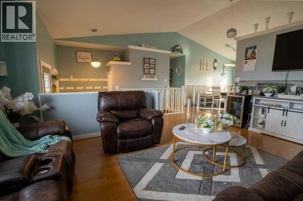 5018 42 Avenue, Taber, AB - Indoor Photo Showing Living Room