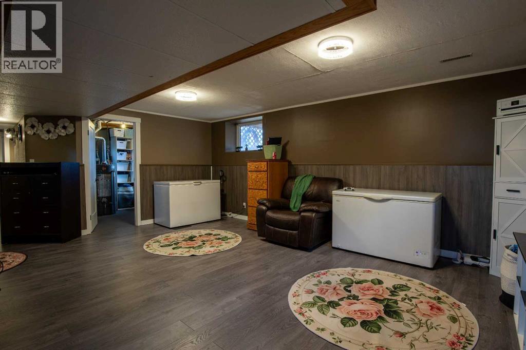 5018 42 Avenue, Taber, AB - Indoor