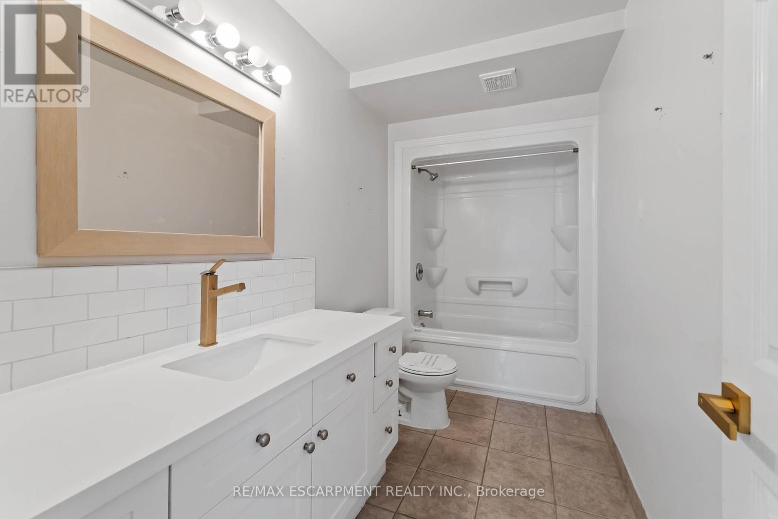 1056 Beach Boulevard, Hamilton, ON - Indoor Photo Showing Bathroom
