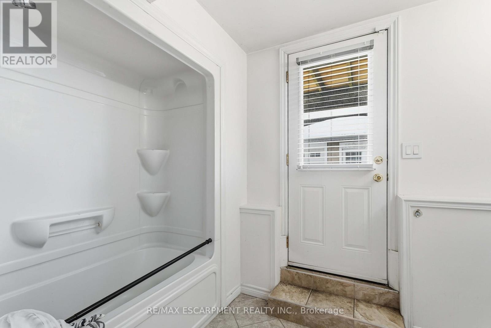 1056 Beach Boulevard, Hamilton, ON - Indoor Photo Showing Bathroom