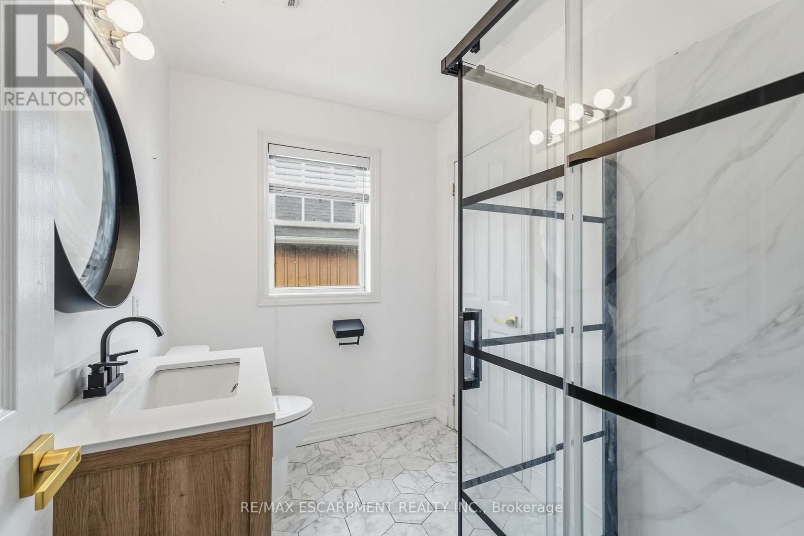 1056 Beach Boulevard, Hamilton, ON - Indoor Photo Showing Bathroom