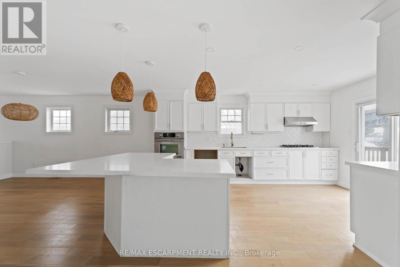 1056 Beach Boulevard, Hamilton, ON - Indoor Photo Showing Kitchen With Upgraded Kitchen