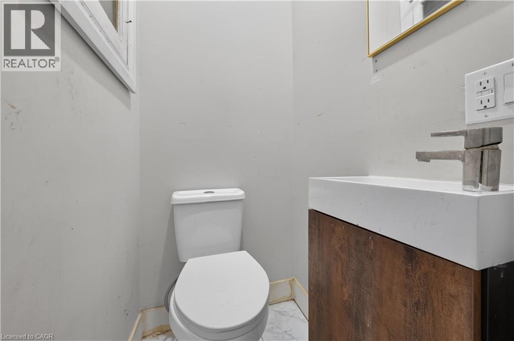 55 Francis Street, Hamilton, ON - Indoor Photo Showing Bathroom