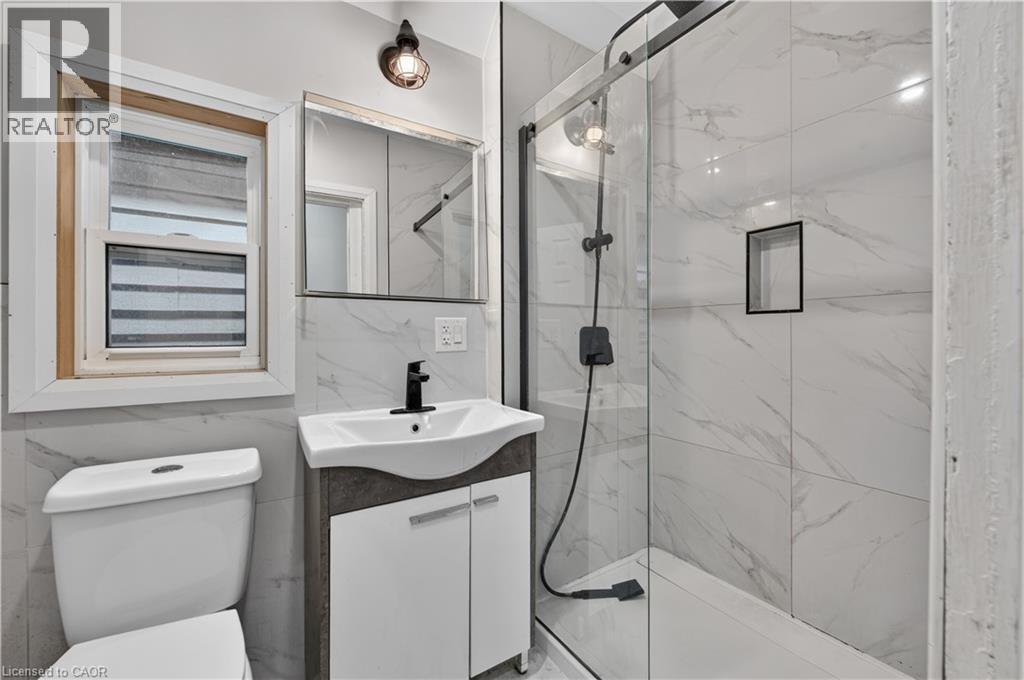 55 Francis Street, Hamilton, ON - Indoor Photo Showing Bathroom