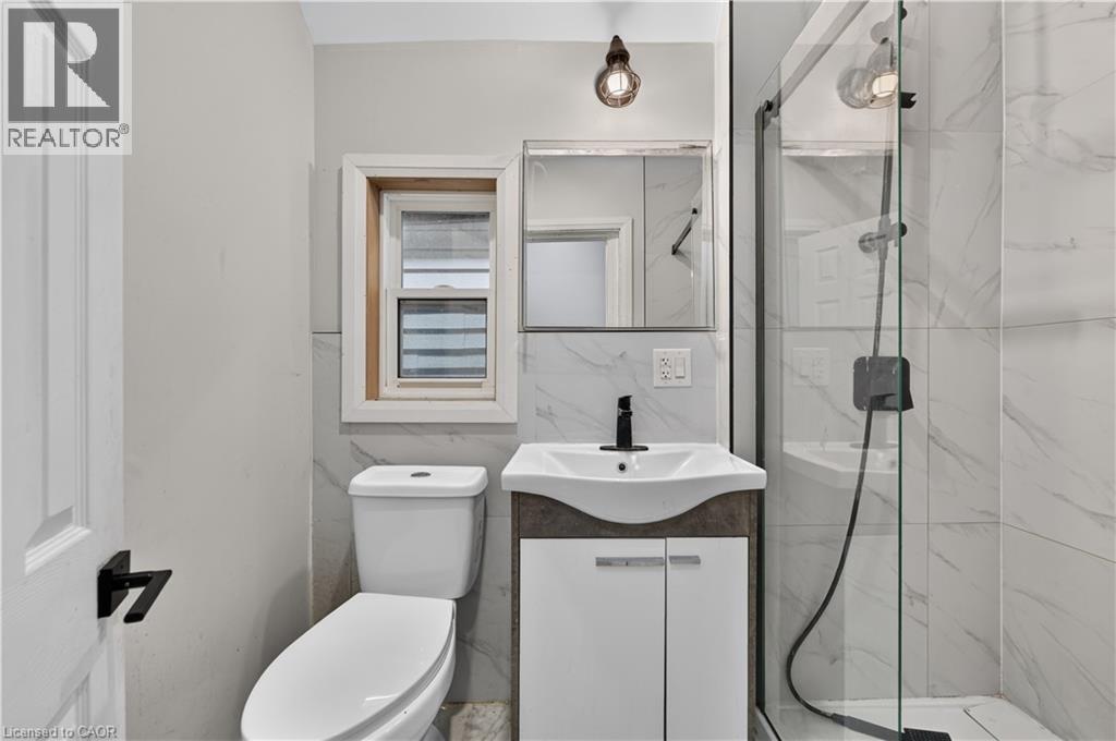 55 Francis Street, Hamilton, ON - Indoor Photo Showing Bathroom
